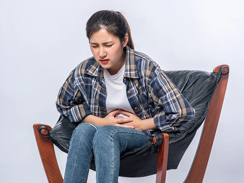 Wanita yang mengalami nyeri rahim karena PCOS. PCOS Apakah Bisa Sembuh?